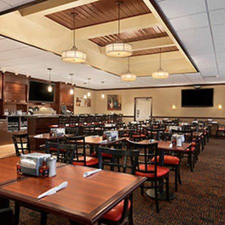 Ramada Burlington Hotel And Conference Center 外观 照片