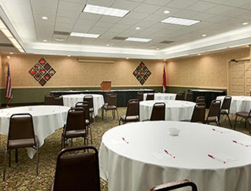 Ramada Burlington Hotel And Conference Center 外观 照片