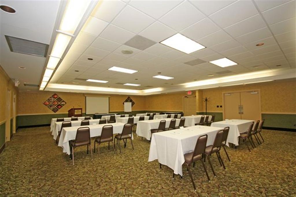 Ramada Burlington Hotel And Conference Center 外观 照片