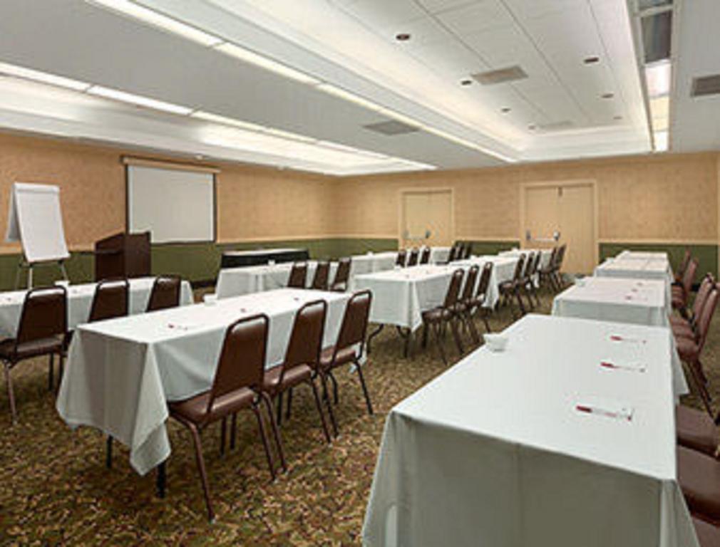 Ramada Burlington Hotel And Conference Center 外观 照片