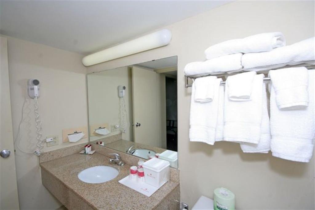 Ramada Burlington Hotel And Conference Center 客房 照片