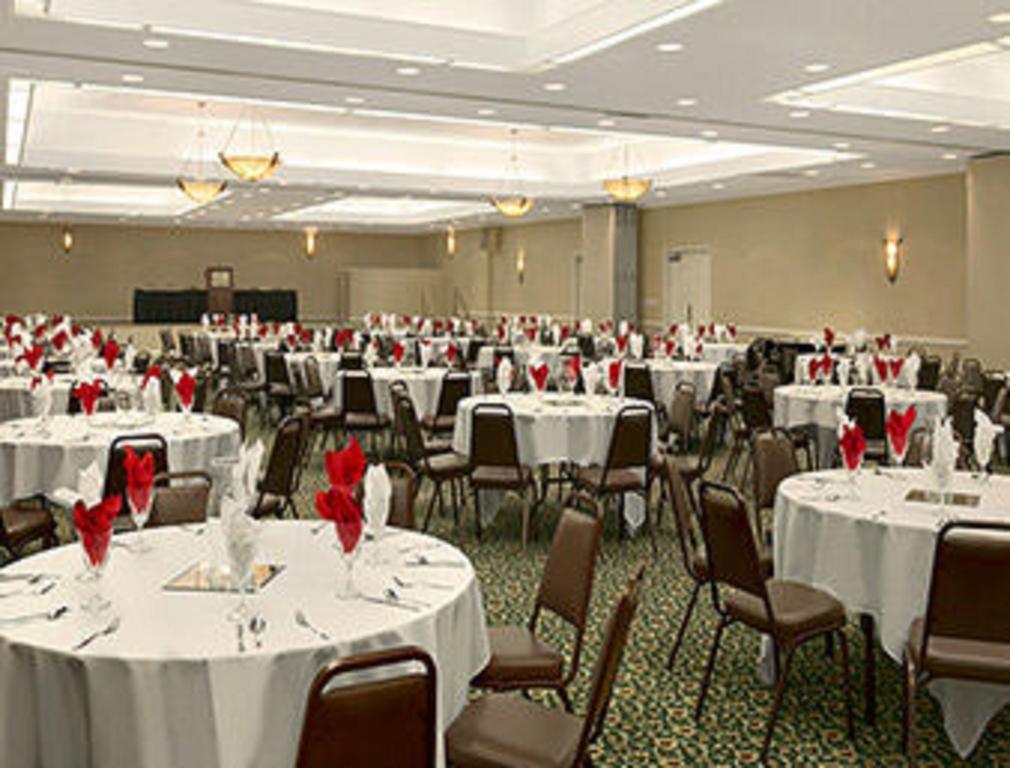 Ramada Burlington Hotel And Conference Center 外观 照片