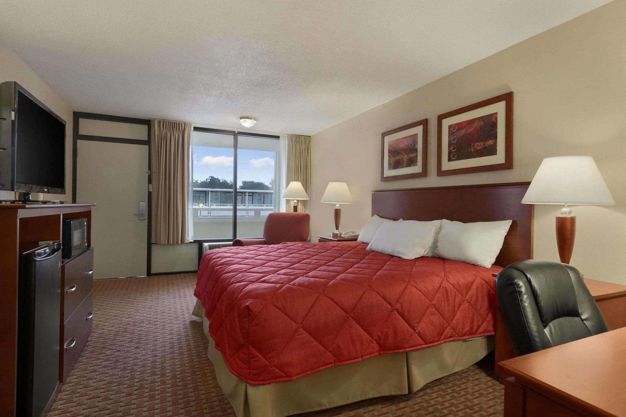 Ramada Burlington Hotel And Conference Center 外观 照片