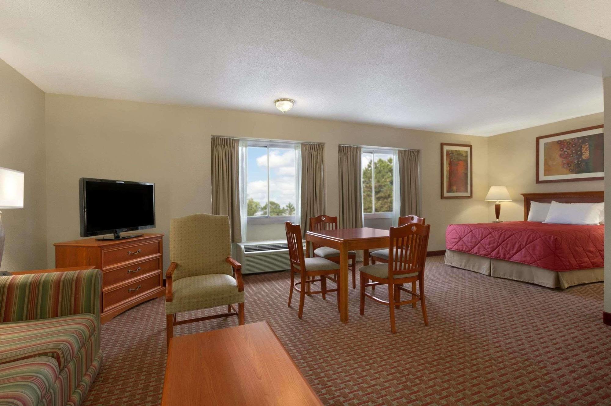 Ramada Burlington Hotel And Conference Center 外观 照片