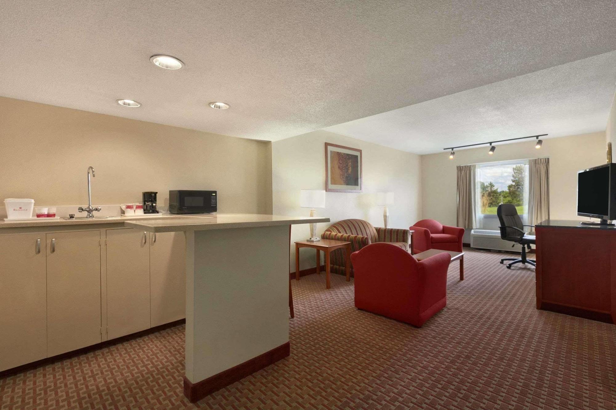 Ramada Burlington Hotel And Conference Center 外观 照片