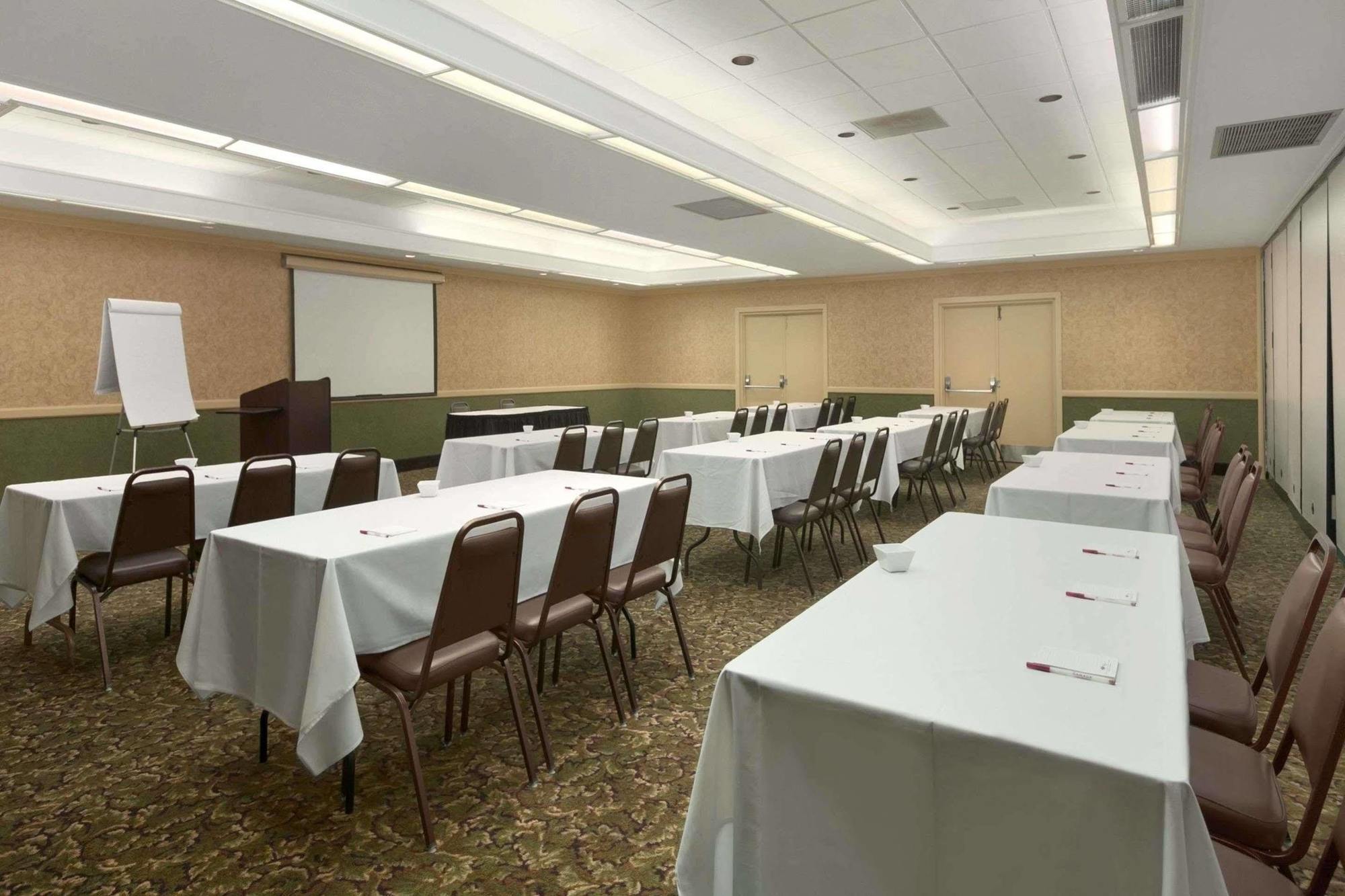 Ramada Burlington Hotel And Conference Center 外观 照片