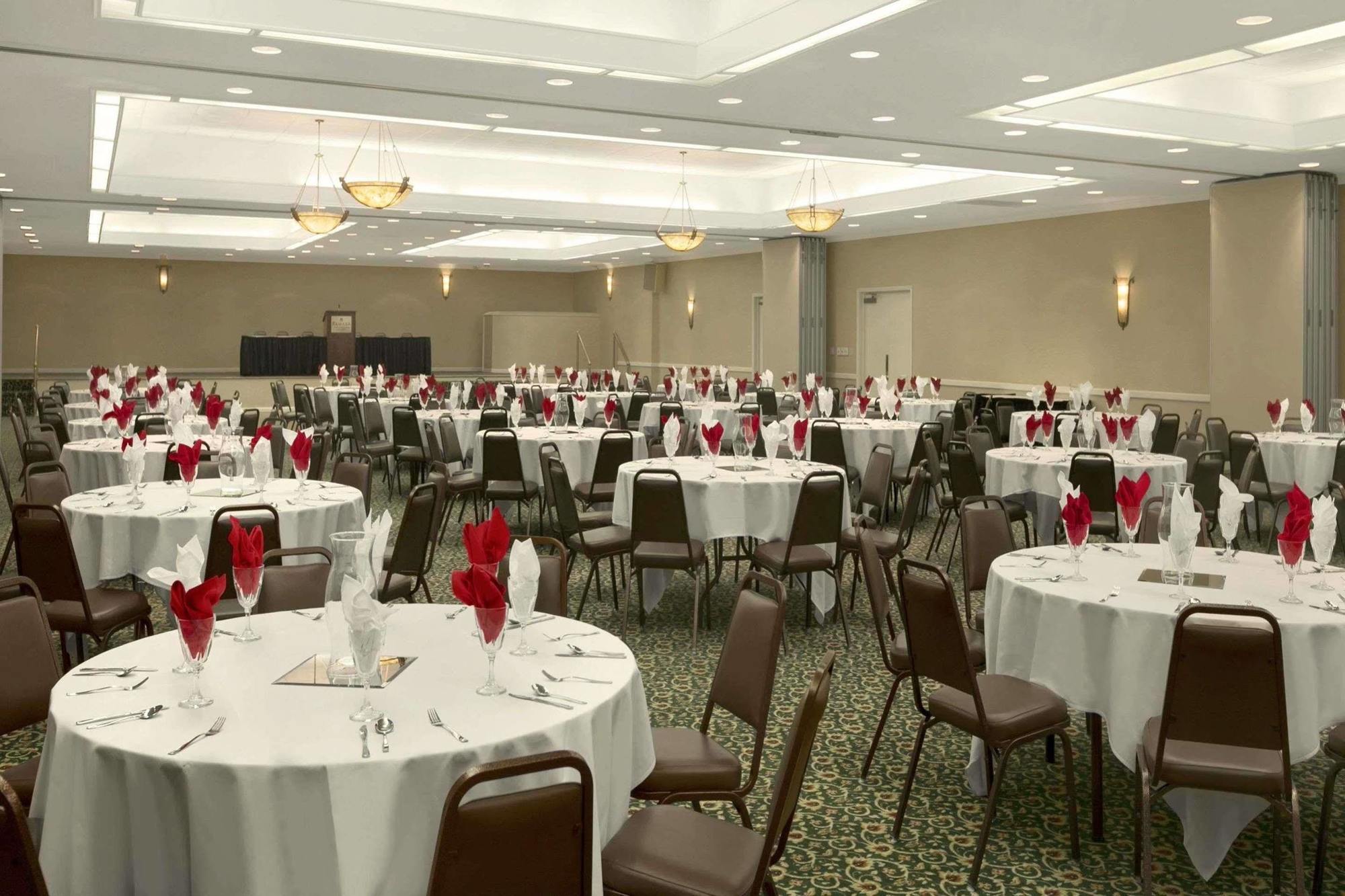 Ramada Burlington Hotel And Conference Center 外观 照片