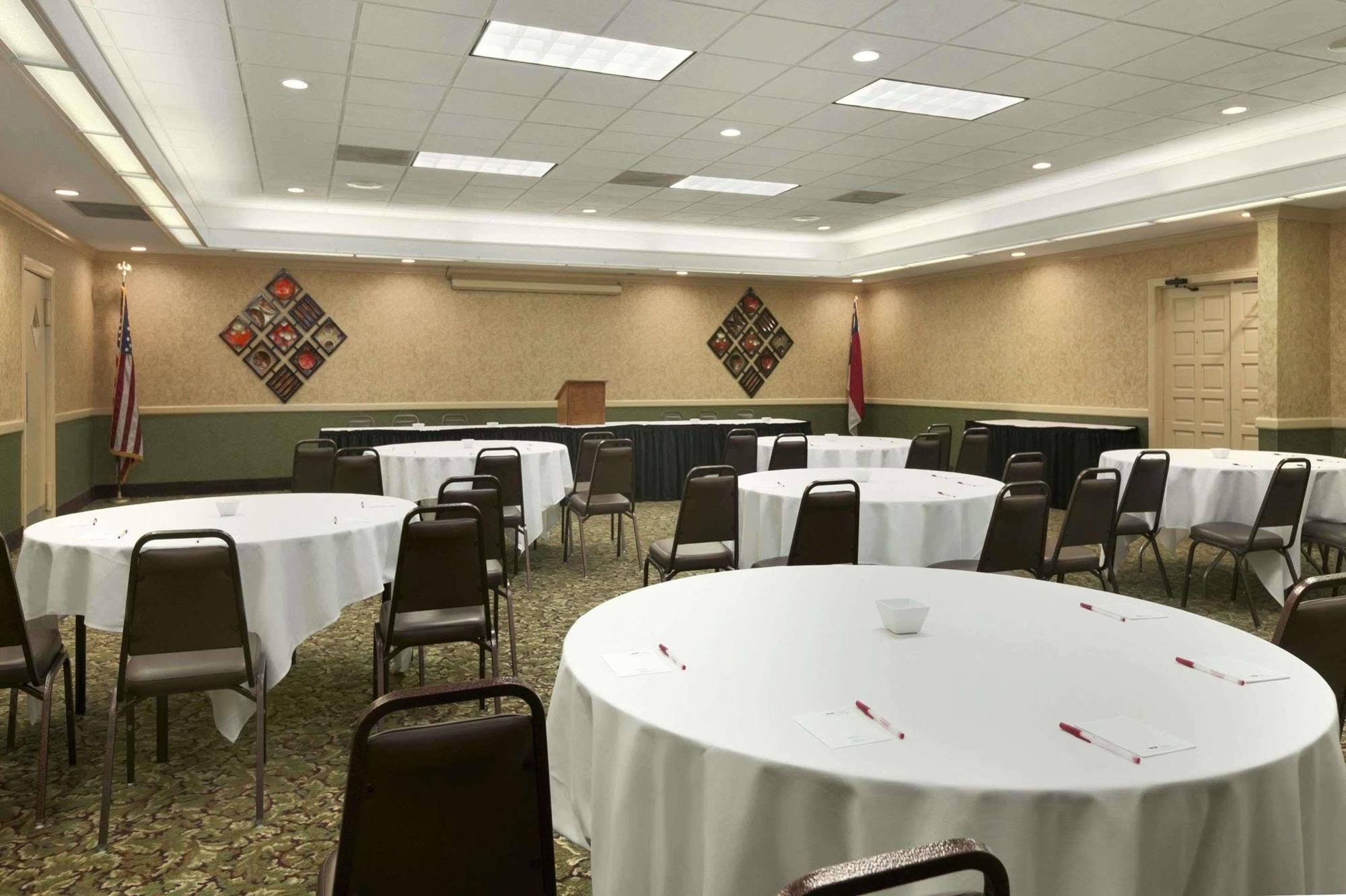 Ramada Burlington Hotel And Conference Center 外观 照片