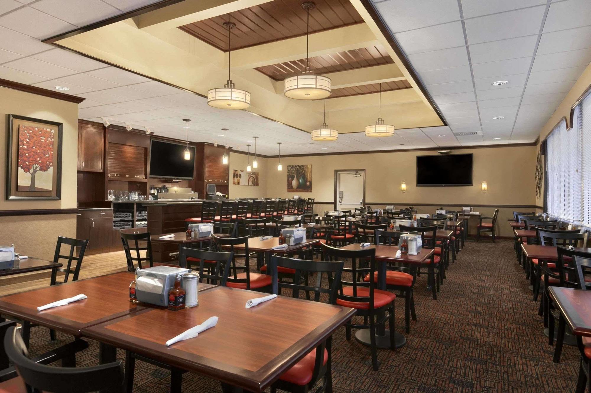 Ramada Burlington Hotel And Conference Center 外观 照片