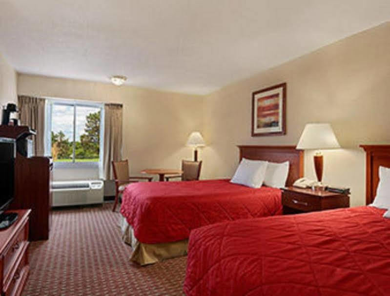 Ramada Burlington Hotel And Conference Center 外观 照片